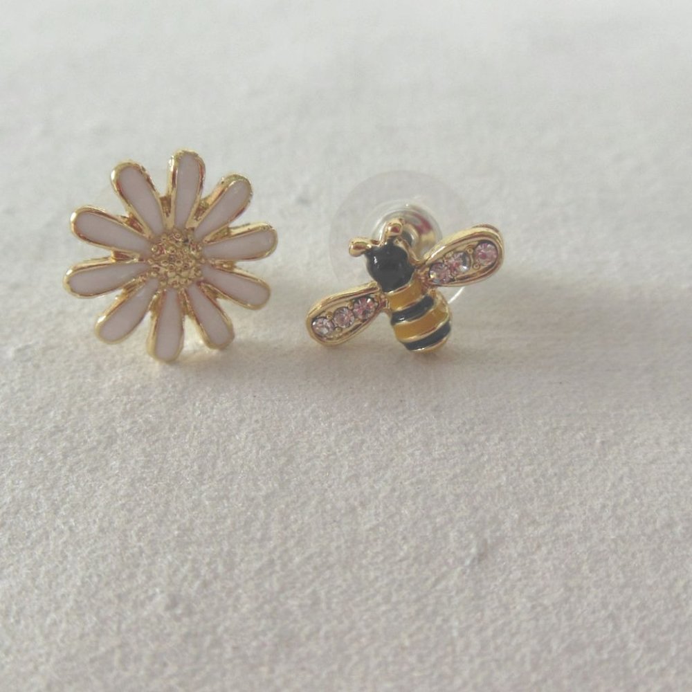 Bumble Bee and Daisy Earrings